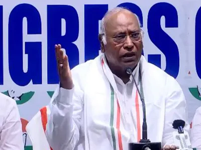  to not implement whatever promise he gives  that is modi s guarantee   kharge s jibe at pm