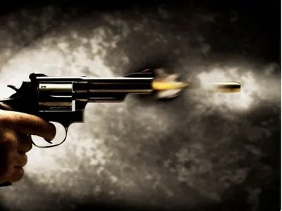 delhi police head constable  wife robbed and shot at in burari
