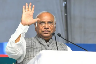 mallikarjun kharge pays tribute to jyotirao phule on birth anniversary  says congress  committed to his values of social justice 
