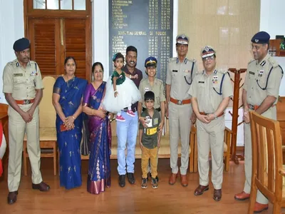 woman cop breastfeeds famished infant  gets felicitated by police chief