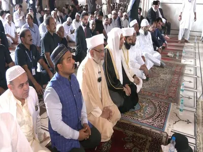 muslim world league chief offers friday prayers at jama masjid
