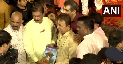 sunil gavaskar offers prayers at mumbai s lalbaugcha raja