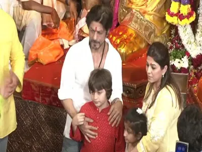 shah rukh khan offers prayers at lalbaugcha raja in mumbai