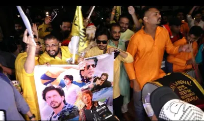 srk fans welcome  dunki  release with dhol  fireworks