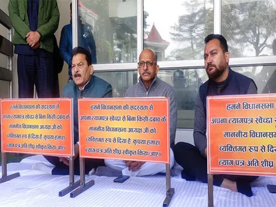 3 independent mlas hold protest  demand that speaker accept their resignations