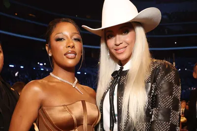 victoria monet shares picture with beyonce  calls her  idol  and  inspiration 