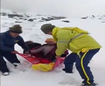 uttarakhand  sdrf rescues devotee stranded due to snowfall during kedarnath yatra