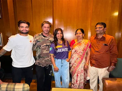 rinku singh shares image with shah rukh khan and family post kkr win