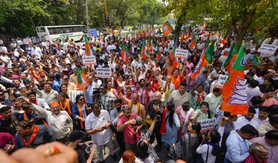 delhi bjp leaders hold protest  demand arvind kejriwal s resignation