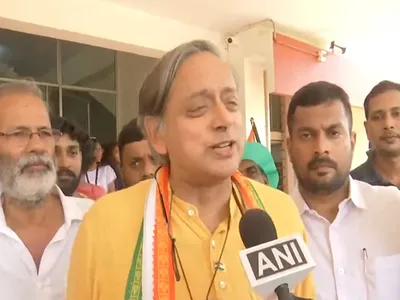  congress  manifesto does not talk about wealth redistribution  snatching of mangalsutra   shashi tharoor