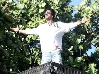 watch  shah rukh khan greets fans outside mannat  grooves to  jhoome jo pathaan  