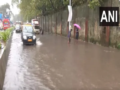 heavy rain lashes mumbai leading to waterlogging in multiple areas