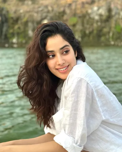 janhvi kapoor shares pictures from her tropical getaway