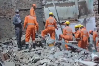 building collapses in delhi s kabir nagar 2 dead  1 critical