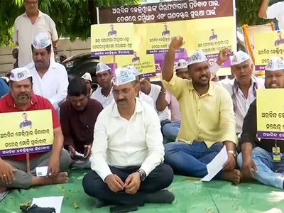 aap members observe fast in bhubaneswar in protest against arrest of kejriwal