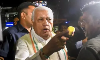 kerala governor arif mohammed khan stages protest in kollam after sfi workers wave black flags at him