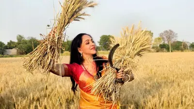 bjp s hema malini meets farmers during poll campaign in mathura  lends a hand to women working in fields