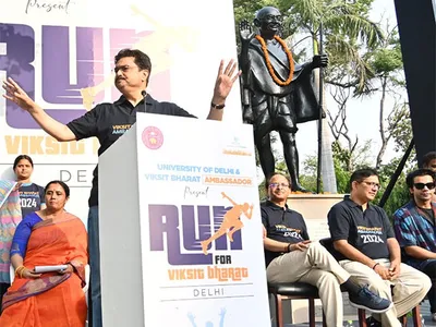 du v c urges students to vote for strengthening democracy  flags off run for viksit bharat