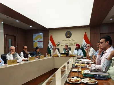 lok sabha polls  election commission holds meeting to discuss measures to mitigate risks due to heatwave