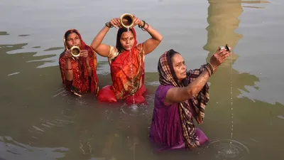 devotees take holy dip in ganga on the occasion of makar sankranti