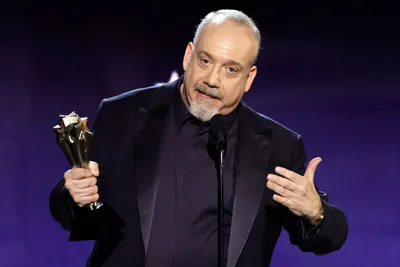 critics choice awards 2024  paul giamatti wins best actor for  the holdovers 