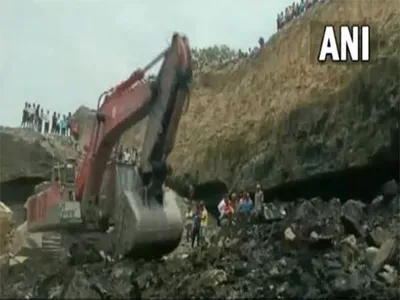 jharkhand  1 dead  several feared trapped after coal mine collapses in dhanbad