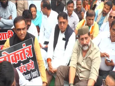 mp congress protests outside it office in bhopal over party s frozen account