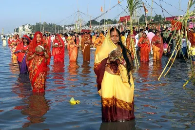 devotees throng delhi s kalindi kunj to celebrate chhath pooja