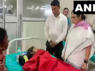 wb cm mamata banerjee meets cyclone victims at hospital in jalpaiguri