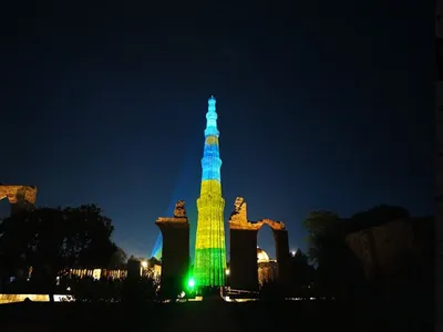 delhi  qutub minar illuminates in remembrance of rwanda genocide of 1994