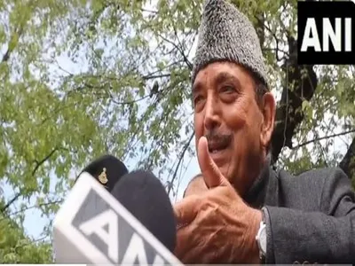  i am azad  will continue to do so   ghulam nabi azad takes dig at omar abdullah  mehbooba mufti