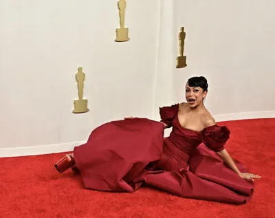 oscars 2024  liza koshy handled her  oops moments  at red carpet like a pro