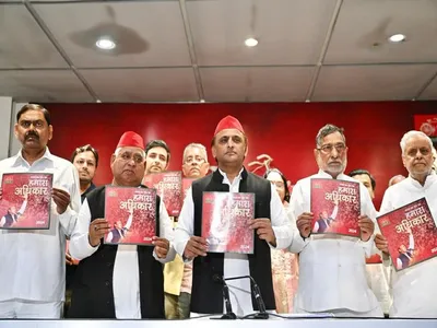 lok sabha elections  samajwadi party releases manifesto  promises caste census by 2025  msp on crops