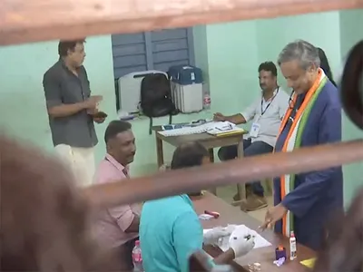 ls polls  congress mp shashi tharoor casts his vote in thiruvananthapuram