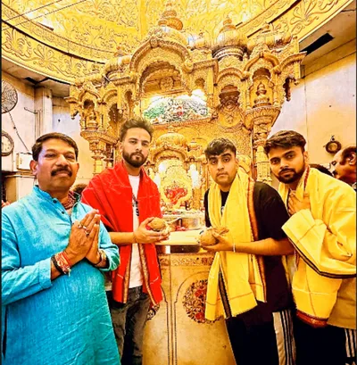 elvish yadav visits siddhivinayak temple  shares pics