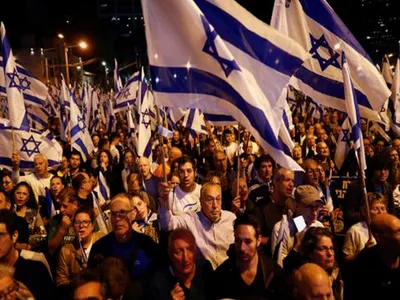 thousands rally in tel aviv against netanyahu government  in support of hostage deal