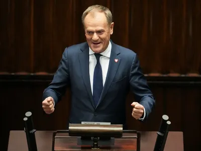 parliament votes in favour of donald tusk becoming poland s pm