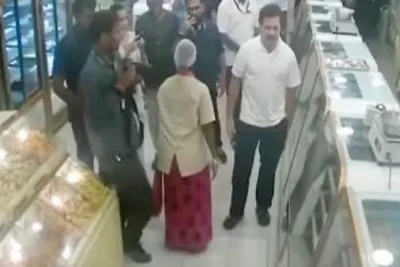 taking a break from poll campaign  rahul visits sweet shop  purchases mysore pak for cm stalin