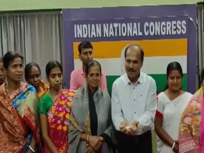 women from wb s murshidabad extend support to congress leader adhir ranjan chowdhury by offering rs 11 000