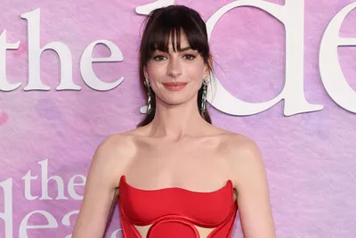 anne hathaway shares how motherhood helped understand her role in  the idea of you 