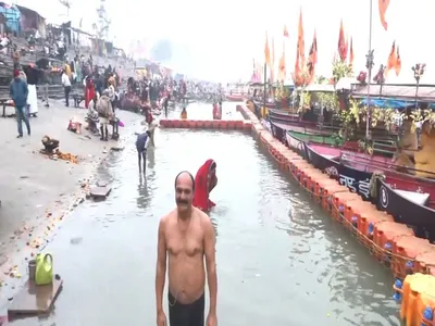 devotees take holy dip at ayodhya s saryu ghat on the occasion of makar sankranti