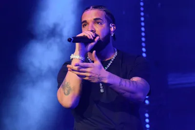 drake gives special gift to his fan at texas concert  says      you can be a rich baby mama 