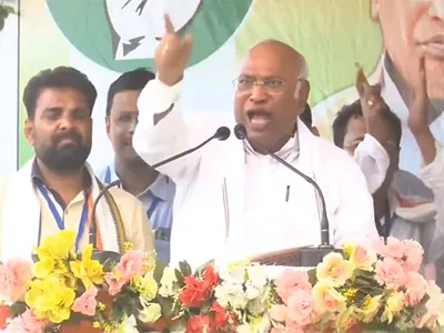 kharge call pm modi  jhoothon ke sardar   questions previous election promises at west bengal rally