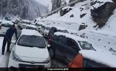 himachal pradesh  police rescue 300 tourists stranded near atal tunnel in rohtang after snowfall