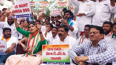 andhra  congress leader ys sharmila led party workers in  chalo secretariat  protest  several leaders detained