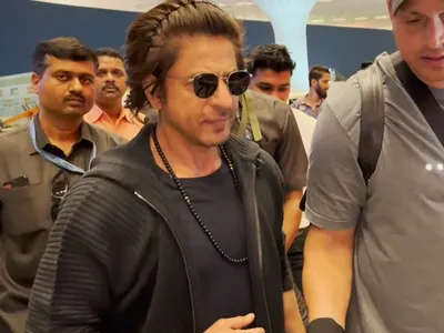 shah rukh khan looks dapper as he gets snapped at mumbai airport ahead of  dunki  release