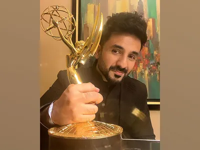 vir das poses with emmy trophy  dedicates it to india  indian comedy