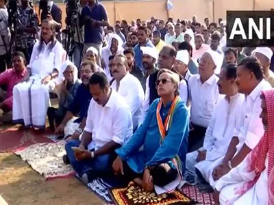 kerala  congress mp shashi tharoor joins people offering namaz on eid