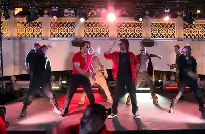  jawan  trailer lights up burj khalifa  srk enthralls fans in dubai with his dance moves