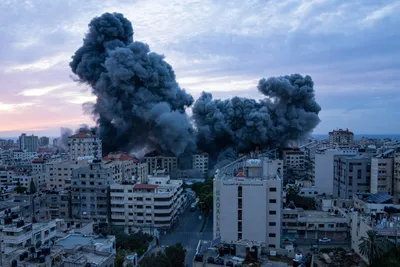 israel intensifies air strikes on hamas  presses operations in hospital compound